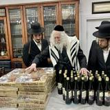 הגה"צ רבי אליעזר ברלנד שליט"א מברך את היין והמצות ליל הסדר למשפחות 'הבן יקיר לי'