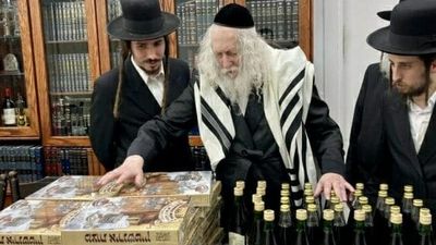 הגה"צ רבי אליעזר ברלנד שליט"א מברך את היין והמצות ליל הסדר למשפחות 'הבן יקיר לי'