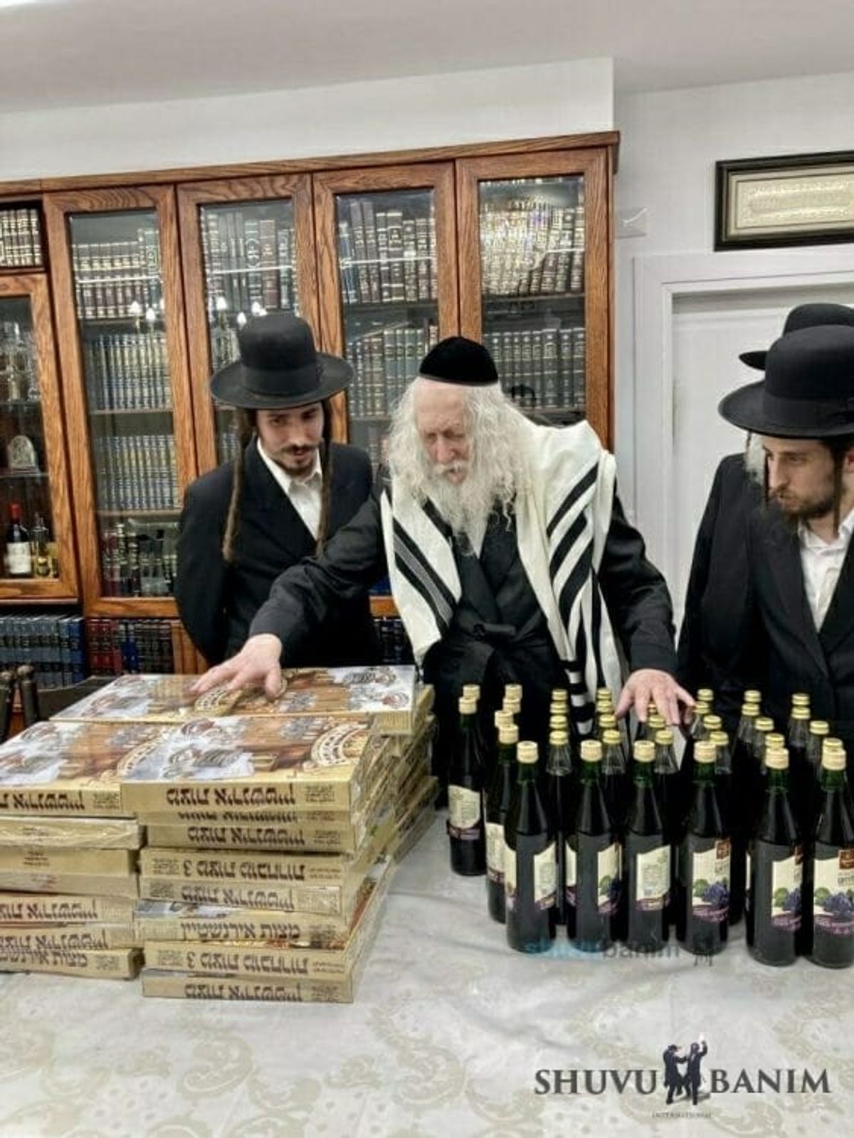 הגה"צ רבי אליעזר ברלנד שליט"א מברך את היין והמצות ליל הסדר למשפחות 'הבן יקיר לי'