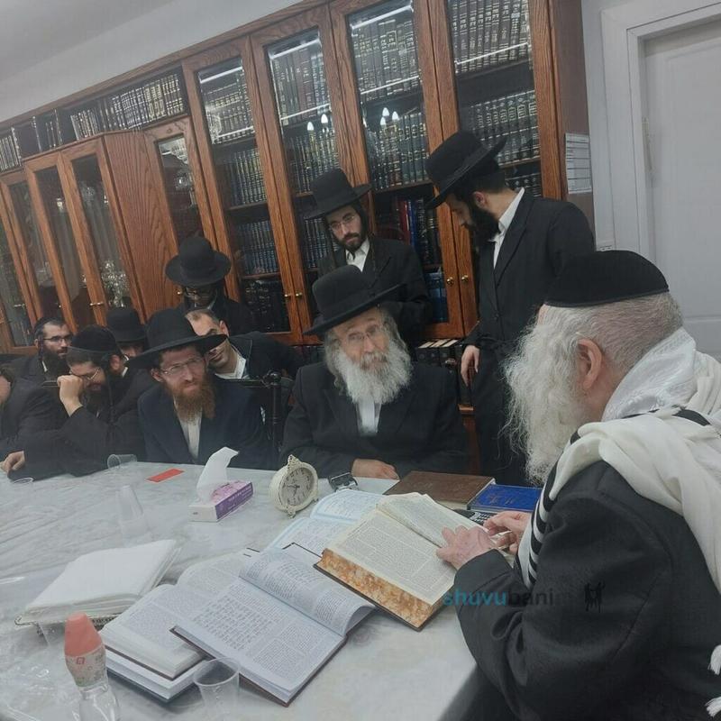 שיעור בבית הגה''צ רבי אליעזר ברלנד שליט"א לישיבת 'שאו מרום עיניכם' בראשות הרב