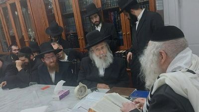 שיעור בבית הגה''צ רבי אליעזר ברלנד שליט"א לישיבת 'שאו מרום עיניכם' בראשות הרב שלמה עופר שליט"א