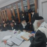 שיעור בבית הגה''צ רבי אליעזר ברלנד שליט"א לישיבת 'שאו מרום עיניכם' בראשות הרב שלמה עופר שליט"א