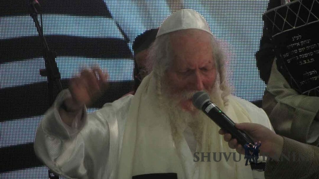 סוכת שלום: המונים בשלהבת קודש בסוכתו של הגה"צ הרב אליעזר ברלנד שליט"א בהקפות שניות - מראות הקודש