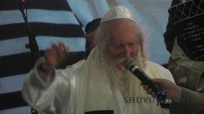 סוכת שלום: המונים בשלהבת קודש בסוכתו של הגה"צ הרב אליעזר ברלנד שליט"א בהקפות שניות - מראות הקודש