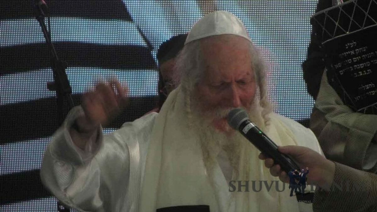 סוכת שלום: המונים בשלהבת קודש בסוכתו של הגה"צ הרב אליעזר ברלנד שליט"א בהקפות שניות - מראות הקודש