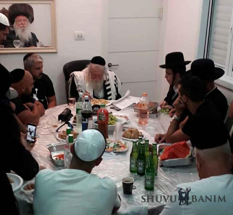 הגה"צ הרב אליעזר ברלנד שליט"א מנגן 'שערי ציון בחוג בית