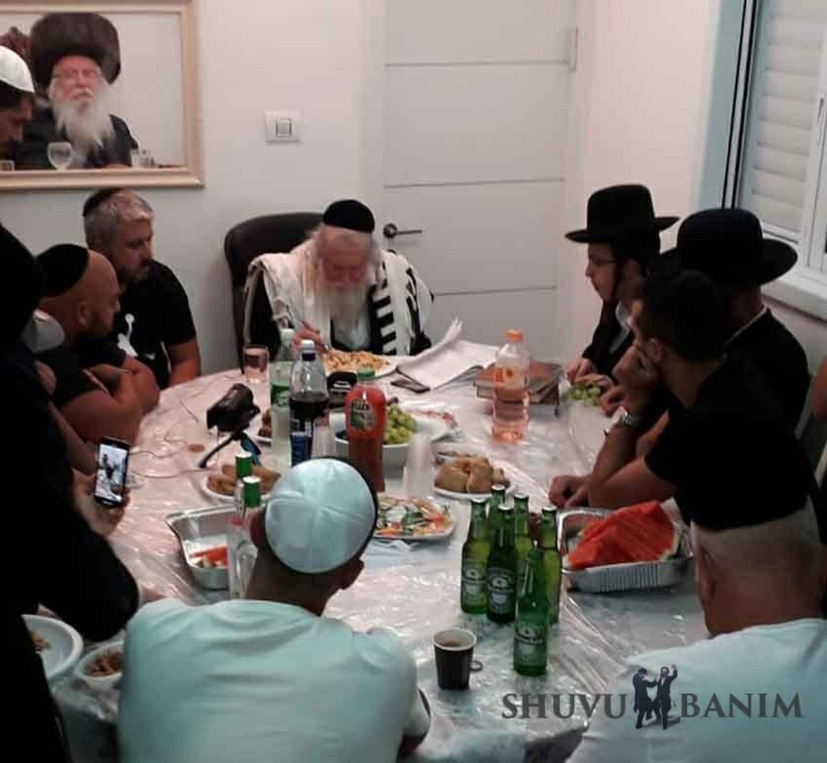 הגה"צ הרב אליעזר ברלנד שליט"א מנגן 'שערי ציון בחוג בית - מסע הקודש לקירוב עם ישראל בבת ים