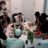 הגה"צ הרב אליעזר ברלנד שליט"א מנגן 'שערי ציון בחוג בית - מסע הקודש לקירוב עם ישראל בבת ים