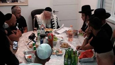 הגה"צ הרב אליעזר ברלנד שליט"א מנגן 'שערי ציון בחוג בית - מסע הקודש לקירוב עם ישראל בבת ים