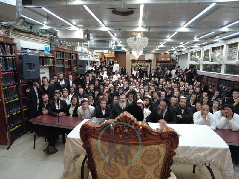 אולם התפילה מלא בנוער המתחזק בשיעור עם מורנו הרב ברלנד שליט"א