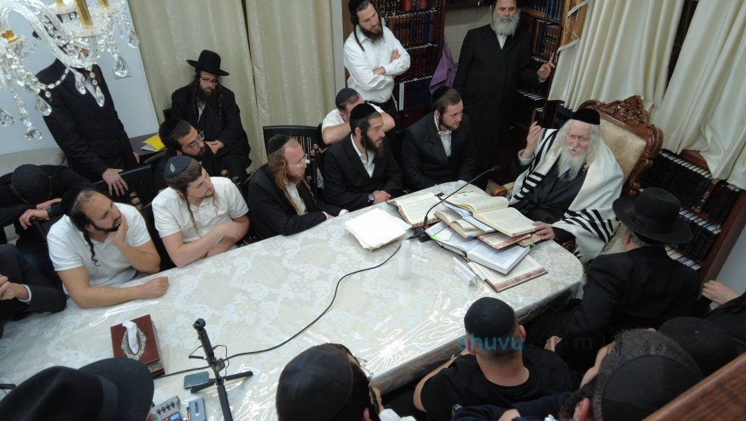 שיעור לישיבת 'מתחברים' במעונו של הגה"צ רבי אליעזר ברלנד שליט"א