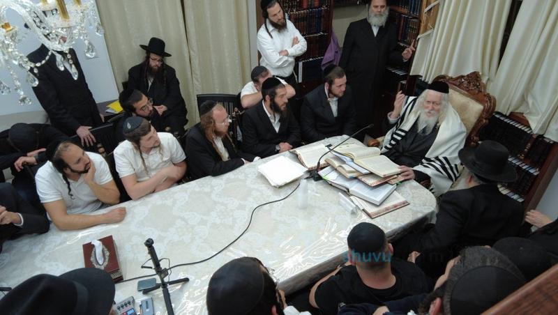 שיעור לישיבת 'מתחברים' במעונו של הגה"צ רבי אליעזר ברלנד שליט"א