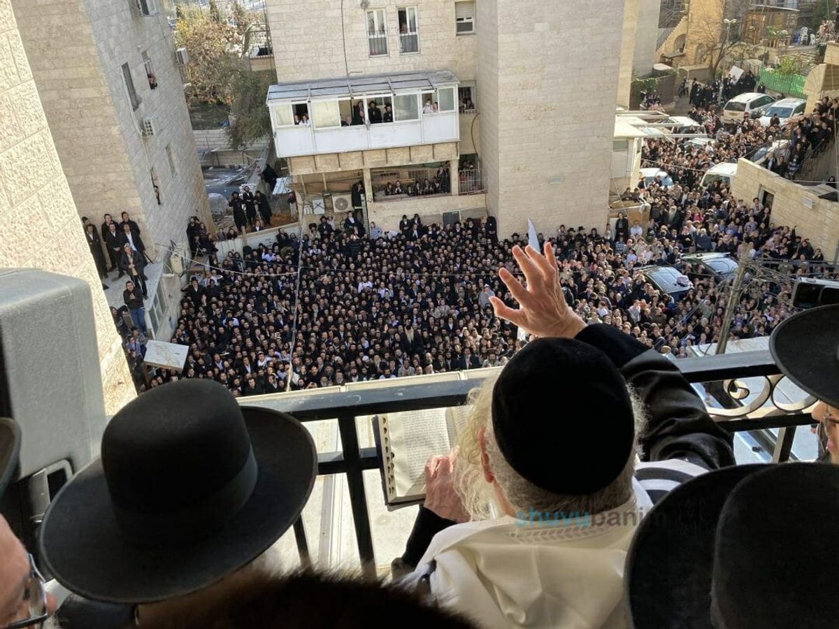 צדיק בא לעיר!