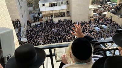 צדיק בא לעיר!