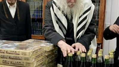 R' Eliezer Berland Shlit"a Blesses Wine and Matzas for Families of "HaBen Yakir Li"