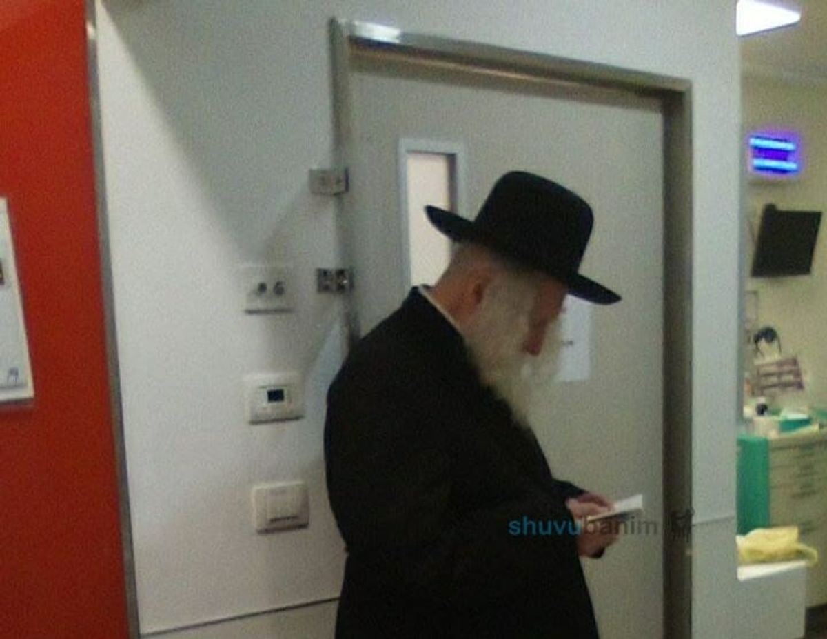 הגה"צ רבי אליעזר ברלנד שליט"א בביקור חולים אצל נשיא מועצת חכמי התורה הג"ר רפאל שמעון בעדני בן חביבה שליט"א