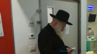 מהנהרה שעל פני מורינו הרב הבנו שהוא יתרפא • נכדו של הגה"צ רבי אליעזר ברלנד שליט"א ברשמים מהביקור חולים אצל נשיא מועצת חכמי התורה