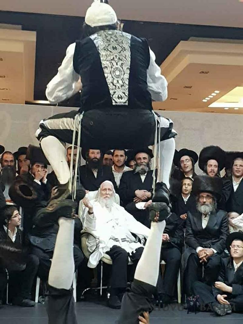 מראות הקודש המשמחים: הגה"צ הרב אליעזר ברלנד שליט"א בחתונת רייכר סלמנוביץ'