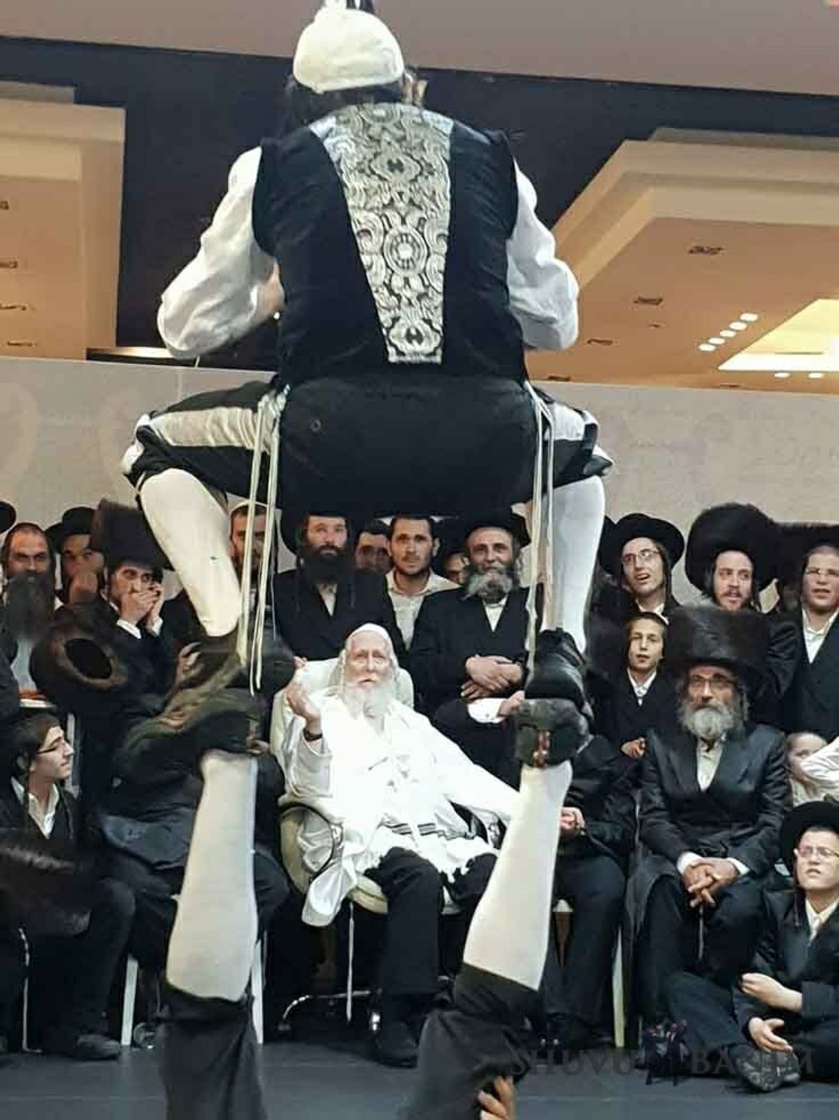 מראות הקודש המשמחים: הגה"צ הרב אליעזר ברלנד שליט"א בחתונת רייכר סלמנוביץ'