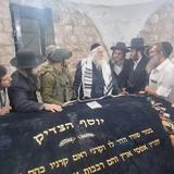 בִּזְכוּת יוֹסֵף הַצַּדִּיק • הגה"צ רבי אליעזר ברלנד שליט"א מעתיר בתפילה עבור כלל ישראל בציון יוסף הצדיק בשכם