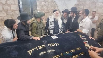 בִּזְכוּת יוֹסֵף הַצַּדִּיק • הגה"צ רבי אליעזר ברלנד שליט"א מעתיר בתפילה עבור כלל ישראל בציון יוסף הצדיק בשכם