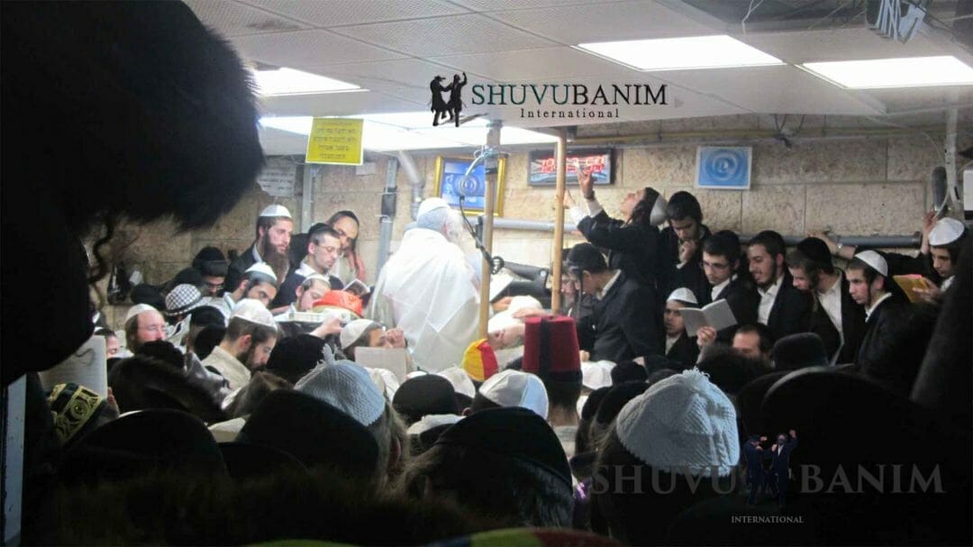 האזינו: הרב ברלנד שליט"א מסביר למה מתחפשים ולמה מתפללים בציבור