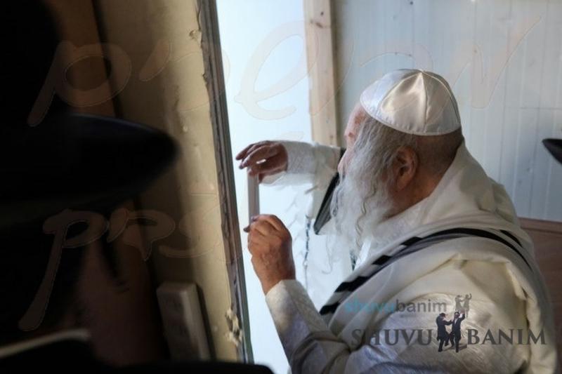 עַל קְבִיעַת מְזוּזָה • הגה"צ רבי אליעזר ברלנד שליט"א בקביעת מזוזה למשרדי