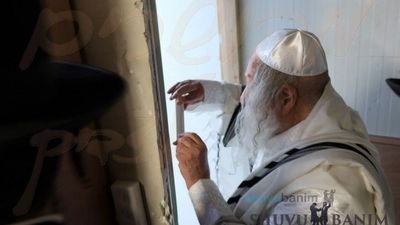 עַל קְבִיעַת מְזוּזָה • הגה"צ רבי אליעזר ברלנד שליט"א בקביעת מזוזה למשרדי 'האיחוד'