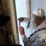 עַל קְבִיעַת מְזוּזָה • הגה"צ רבי אליעזר ברלנד שליט"א בקביעת מזוזה למשרדי 'האיחוד'