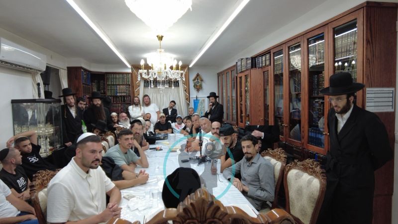 האולם מלא — תושבי המרכז בשיעורו של מורנו הרב אליעזר ברלנד שליט"א
