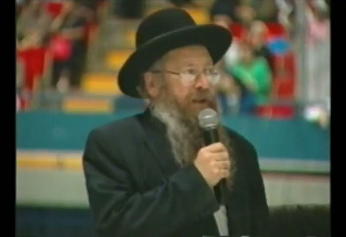 Le Rav David Batzri prononçant un discours au rassemblement de Yad Eliyahou 5760