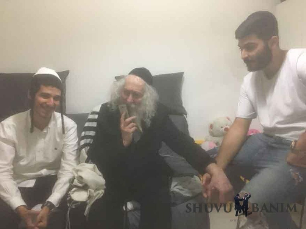 גלריית תמונות מרגשת: הגה"צ הרב אליעזר ברלנד שליט"א בקבלת קהל בחולון