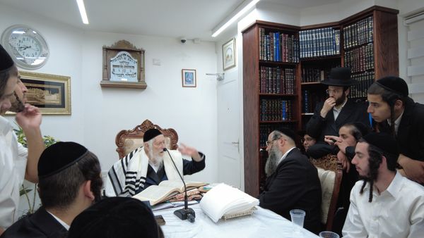 תמונה מהשיעור של מורנו הרב ברלנד שליט