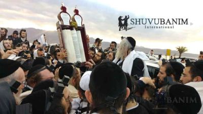 הגה"צ הרב אליעזר מגיע לעיר אילת ובונה את משכן הקודש על גדות ים סוף - גלריית תמונות