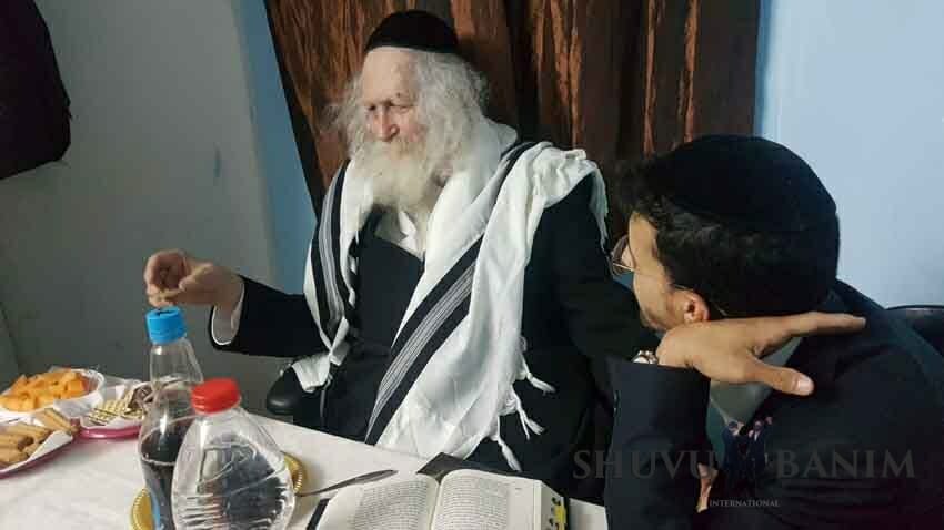 הגה"צ הרב אליעזר ברלנד שליט"א בחוג בית באשדוד - גלריית תמונות