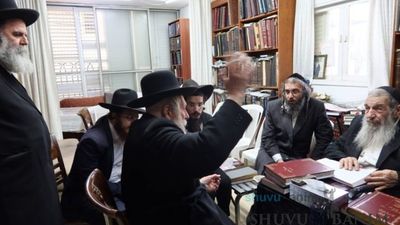 Rabbi Berland Shlit”a in Nechum Avelim for the Gaon Rabbi Shlomo Ben Shimon zt”l