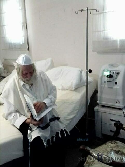 New and Rare Photograph of Rabbi Berland shlit"a Learning Despite COVID