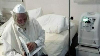 New and Rare Photograph of Rabbi Berland shlit"a Learning Despite COVID