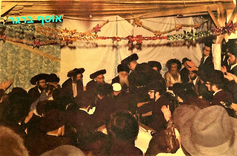 מורנו הרב ורבי לוי יצחק בנדר בטיש בסוכות ביארצייט רבינו הקדוש, בהקפת חסידים