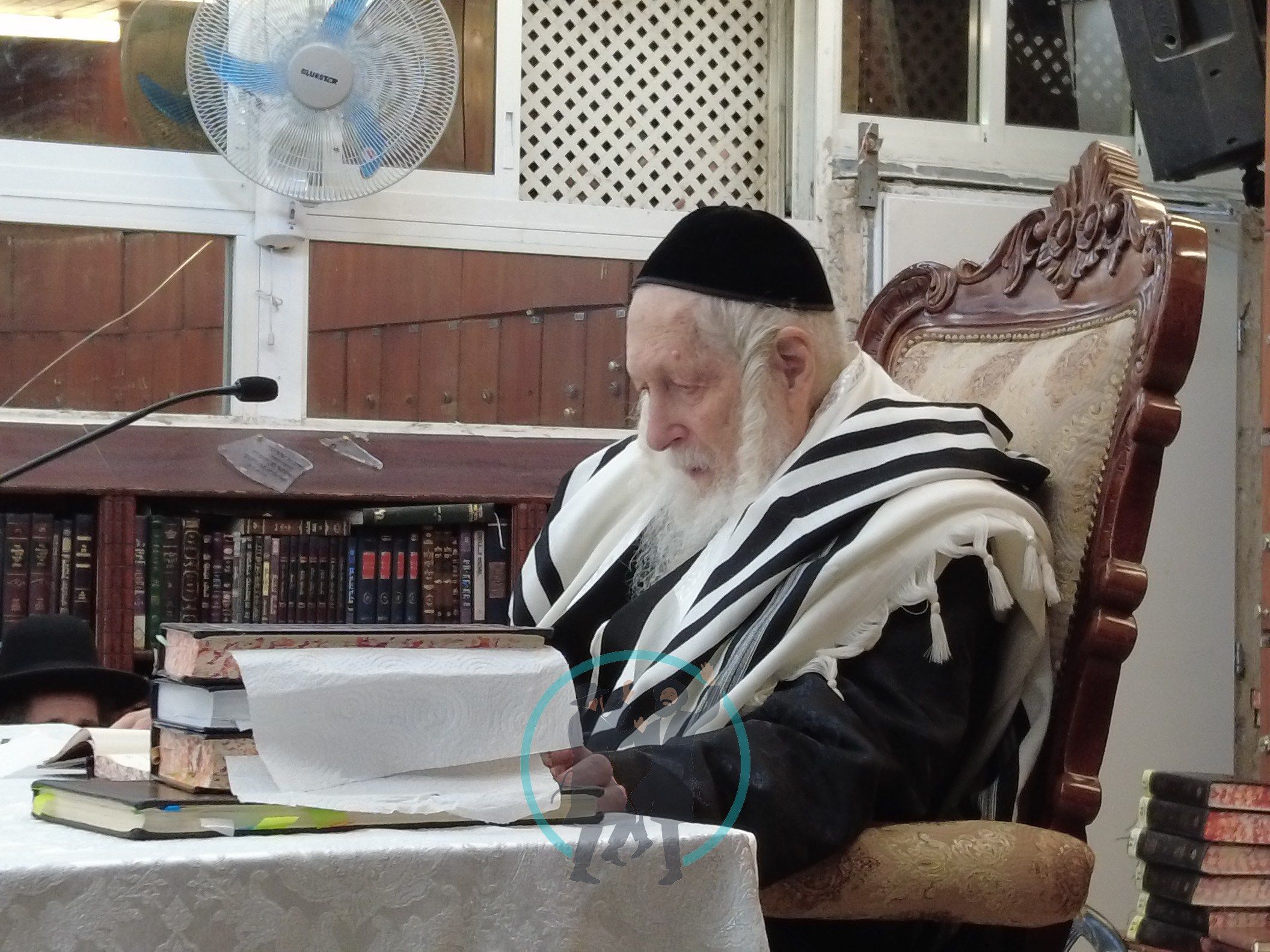 צפו: מורנו הרב אליעזר ברלנד שליט"א בשיעור לנוער המתחזק, בחורי "המסגרת": "אתם הבחורים הכי חשובים" — על גדולת התורה ובית המקדש שלא נחרב