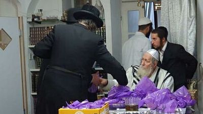 פדיון כפרות אצל הגה"צ הרב אליעזר ברלנד שליט"א - כיפור תש"פ