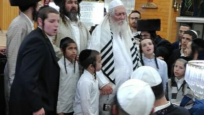 מתחזקים בתפילה לפני הדיון: כנס פסח החגיגי באשדוד עם הגה"צ הרב אליעזר ברלנד שליט"א