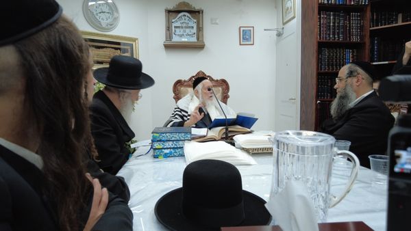 תמונה מהשיעור של מורנו הרב ברלנד שליט