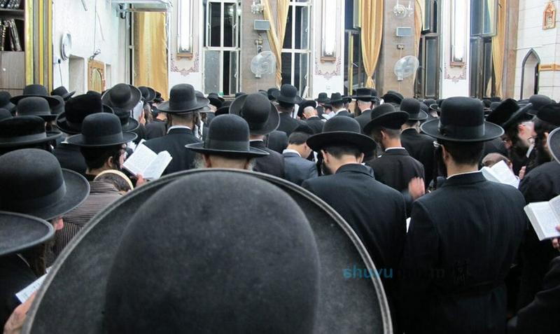 מצגת תמונות מאמירת הסליחות בשול עם הגה"צ הרב אליעזר ברלנד שליט"א