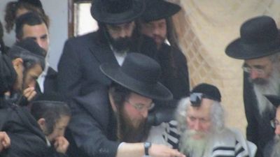 הגה"צ הרב אליעזר ברלנד שליט"א הגיע לשיחה מרגשת והיסטורית בישיבה לבחורים חכמה ודעת שבנשיאותו - גלריית תמונות