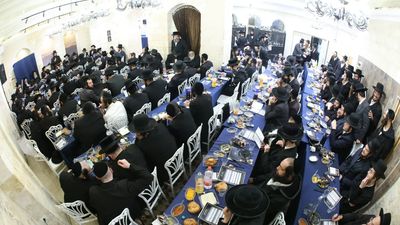 הַמִּתְאַחֶדֶת בְּשֵׁם קָדְשְׁךָ • מאות מבני קהילת ברסלב-שובו בנים התקבצו להצדיע ולהכריז: מקושר אנוכי!