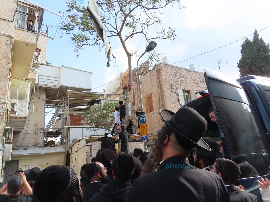 הגה"צ רבי אליעזר ברלנד שליט"א בהלווית האשה מרת גילה נידם ע"ה