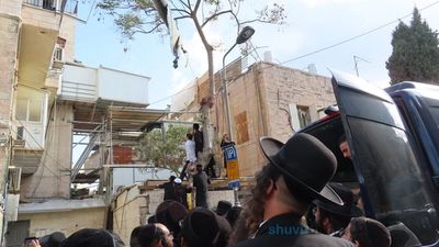 הגה"צ רבי אליעזר ברלנד שליט"א בהלווית האשה מרת גילה נידם ע"ה