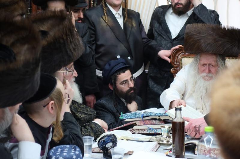 וַיֹּאמֶר הַמֶּלֶךְ בְּמִשְׁתֵּה הַיַּיִן מַה שְּׁאֵלָתֵךְ וְתִנָּתֵן לָךְ •