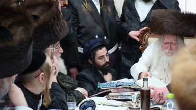 וַיֹּאמֶר הַמֶּלֶךְ בְּמִשְׁתֵּה הַיַּיִן מַה שְּׁאֵלָתֵךְ וְתִנָּתֵן לָךְ • הגה"צ רבי אליעזר ברלנד שליט"א במשתה היין יחד עם כ"ק האדמו"ר מספינקא